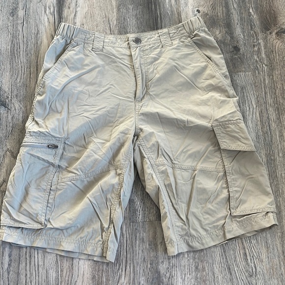 Columbia Mens Khaki Omni- Shade Regular Fit Outdoor Shorts, 12” inseam, size 32 - Picture 1 of 11
